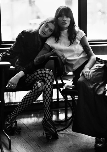 Icona Pop indossa i collant Emilio Cavallini