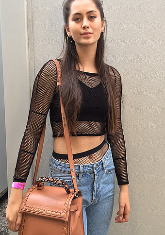 S
                Jasmine Thompson indossa i collant Emilio Cavallini